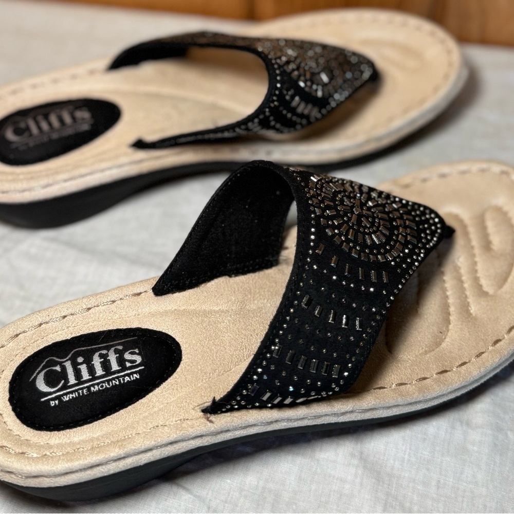 Cliffs by White Mountain “Cienna” Rhinestone Embellished Wedge Thongs 8.5M - Picture 3 of 11